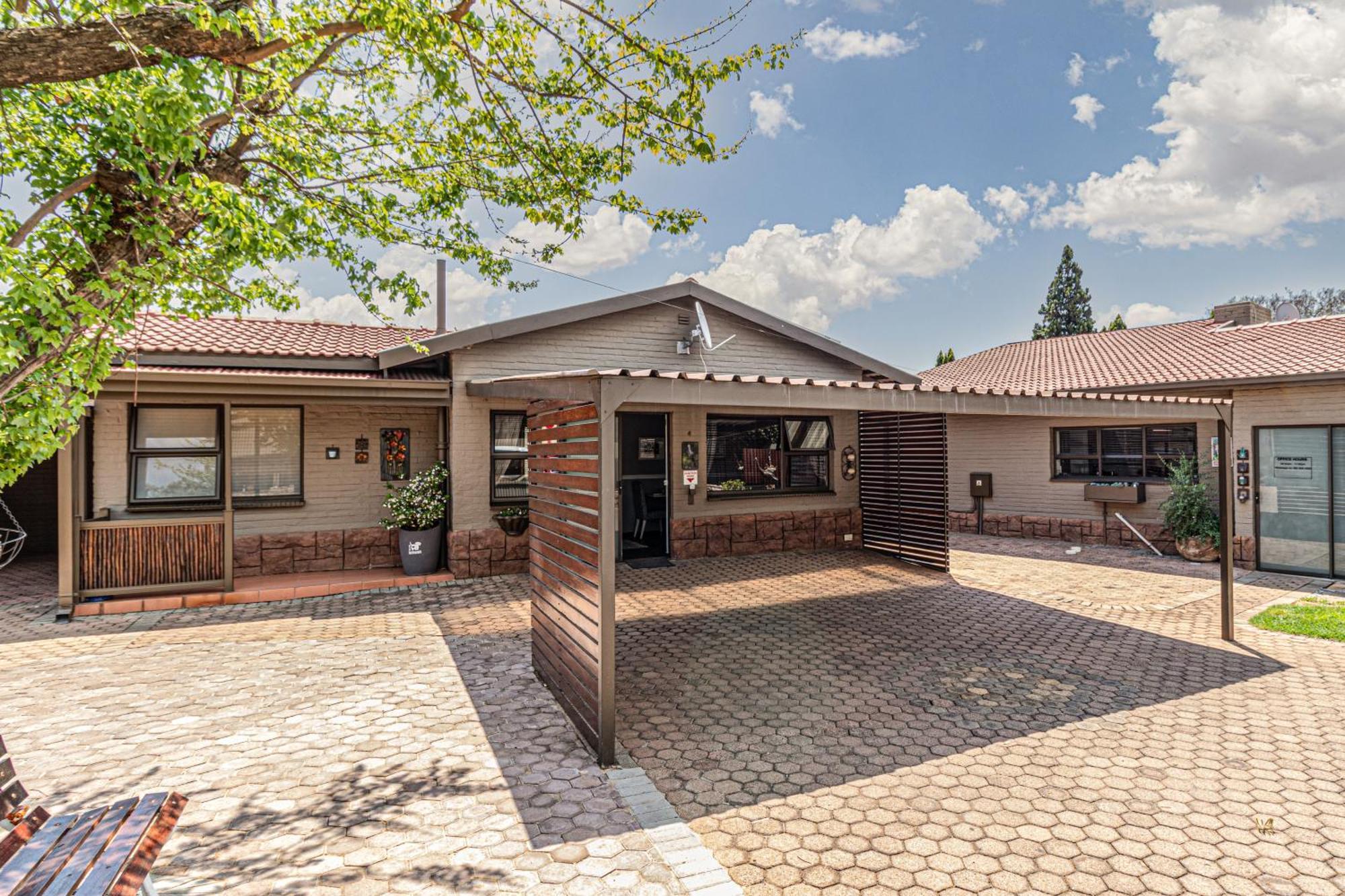 Gold Crest Guesthouse Roodepoort Exterior photo